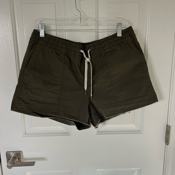 Vuori Women’s Vintage Ripstop Shorts In Oregano Green - Picture 2 of 5
